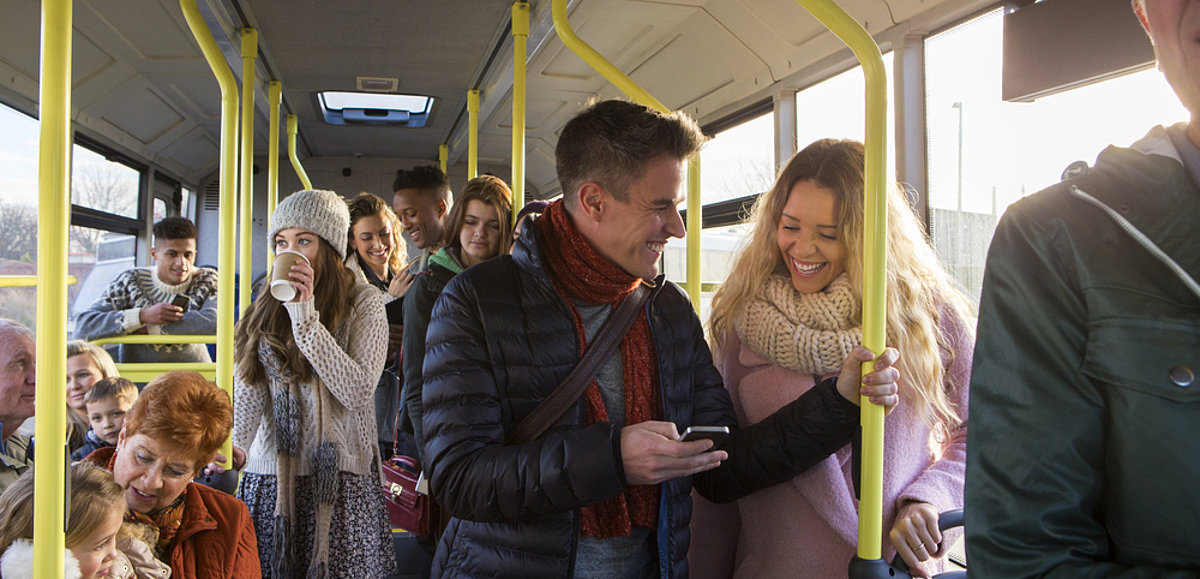 Fröhliche Menschen in einem Bus