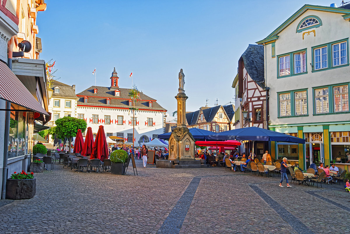 Marktplatz Linz am Rhein mit Mariensäule