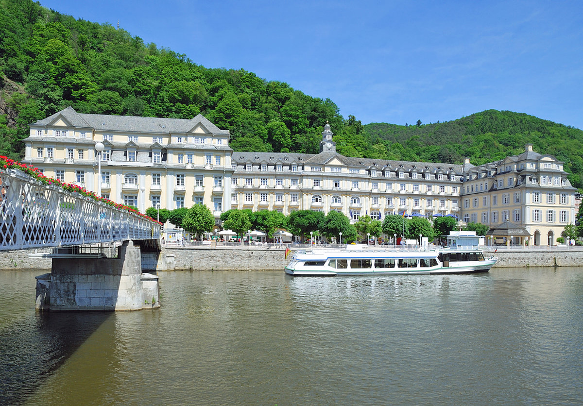 Schiff vor dem Kurpark Bad Ems