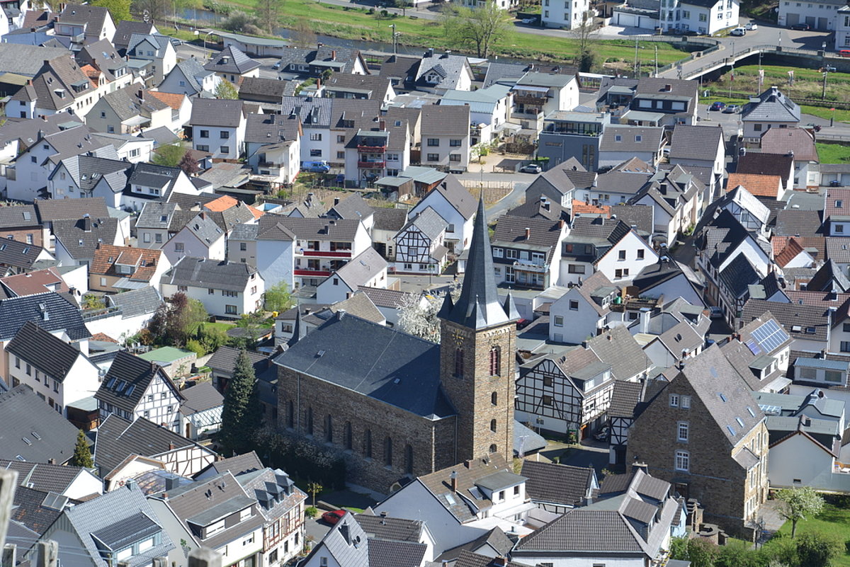 Lutfbildaufnahme Dernau mit Kirche