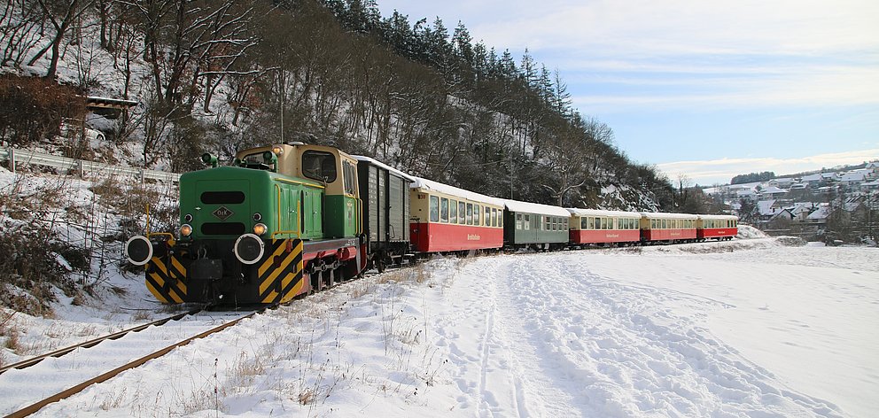 Attraktive Winterausflüge führen mit dem "Vulkan-Expreß" ins Brohltal, wo eine geführte Wanderung und ein Imbiss am Lagerfeuer angeboten werden. Foto: Volkhard Stern Attraktive Winterausflüge führen mit dem "Vulkan-Expreß" ins Brohltal, wo eine geführte Wanderung und ein Imbiss am Lagerfeuer angeboten werden. Foto: Volkhard Stern