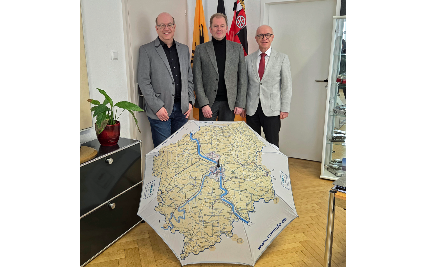 Bildunterschrift (v.l.n.r.): Michael Defrancesco (Leiter der Tourist Information Boppard), Stephan Pauly (Geschäftsführer VRM GmbH) und Bürgermeister Jörg Haseneier   